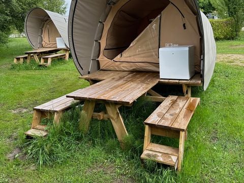 TENTE 2 personnes - INSOLITE : Tente sur pilotis + table et 2 bancs intégrés + réfrigérateur top -