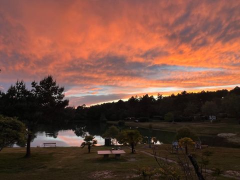 CHALET 4 personnes - Chalet devant l'étang 1/4 pers. 1/4 pers