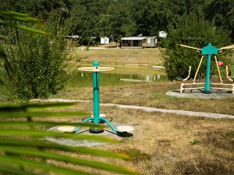 MOBILHOME 4 personnes - Mobil home Premium face à l' étang 1/4 pers