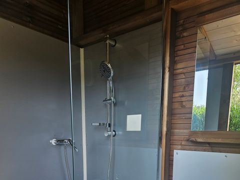 Emplacement - VIP - FACE A L 'ETANG AVEC salle de bain ET CUISINE - PRIVATIVE 2 pers