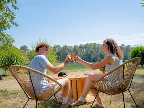 Emplacement - VIP - FACE A L 'ETANG AVEC salle de bain ET CUISINE - PRIVATIVE 2 pers