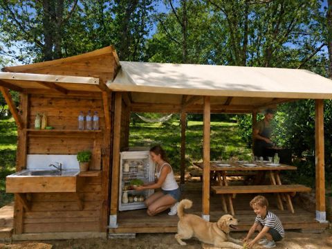 Emplacement - VIP - FACE A L 'ETANG AVEC salle de bain ET CUISINE - PRIVATIVE 2 pers
