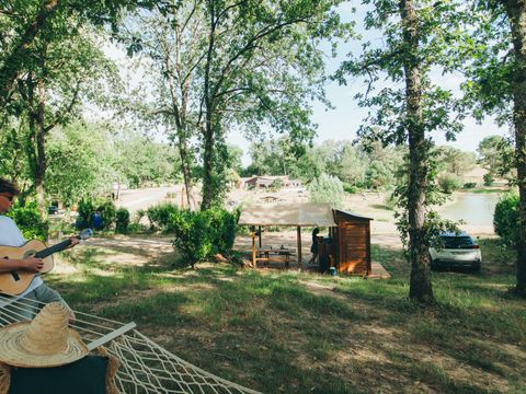 Emplacement - VIP - FACE A L 'ETANG AVEC salle de bain ET CUISINE - PRIVATIVE 2 pers