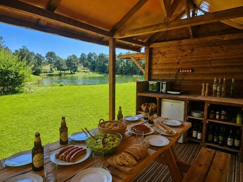 Emplacement - VIP - FACE A L 'ETANG AVEC salle de bain ET CUISINE - PRIVATIVE 2 pers