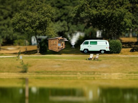 Emplacement - VIP - FACE A L 'ETANG AVEC salle de bain ET CUISINE - PRIVATIVE 2 pers