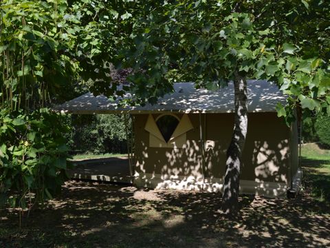 TENTE TOILE ET BOIS 4 personnes - LODGE VIVARAIS bord de rivière (sans sanitaires)