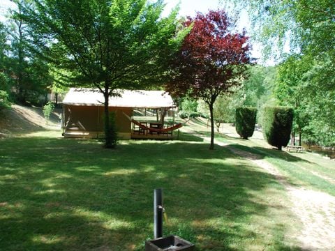 TENTE TOILE ET BOIS 4 personnes - LODGE VIVARAIS bord de rivière (sans sanitaires)