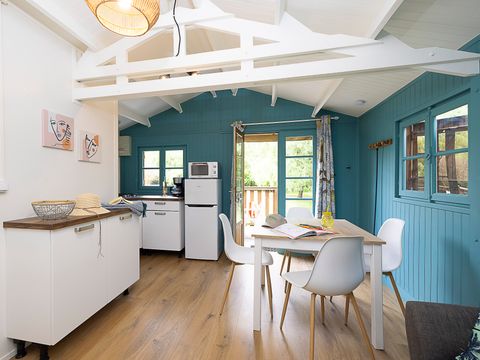 HÉBERGEMENT INSOLITE 4 personnes - Chalet sur pilotis - 2 chambres - Bord de rivière