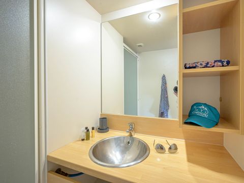 CHALET 5 personnes - Chalet Premium 35m² 2 chambres + terrasse couverte + climatisation + TV + LV 5 pers