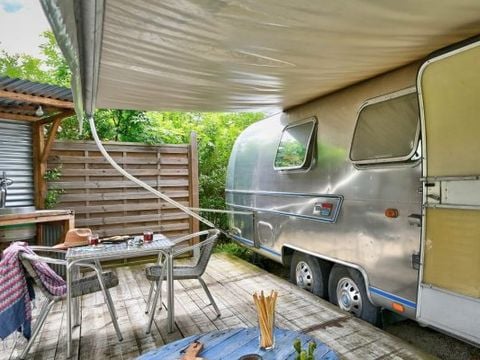 CARAVANE 2 personnes - Caravane américaine Airstream avec Spa Privé sur terrasse couverte 2 pers