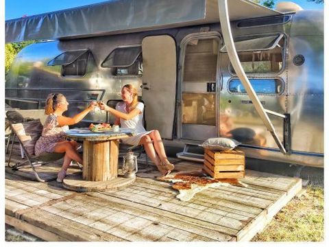 CARAVANE 2 personnes - Caravane américaine Airstream avec Spa Privé sur terrasse couverte 2 pers