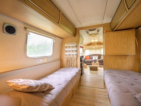 CARAVANE 2 personnes - Caravane américaine Airstream avec Spa Privé sur terrasse couverte 2 pers