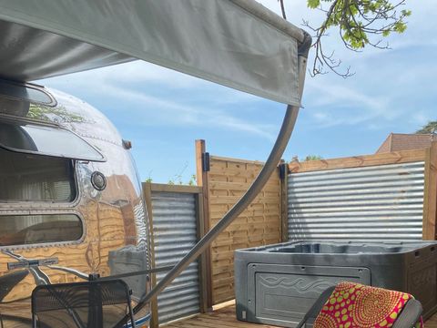 CARAVANE 2 personnes - Caravane américaine Airstream avec Spa Privé sur terrasse couverte 2 pers