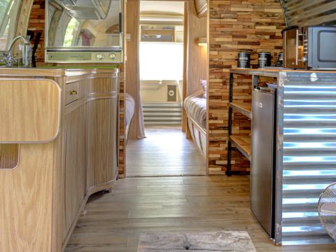 CARAVANE 2 personnes - Caravane américaine Airstream avec Spa Privé sur terrasse couverte 2 pers