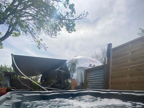 CARAVANE 2 personnes - Caravane américaine Airstream avec Spa Privé sur terrasse couverte 2 pers