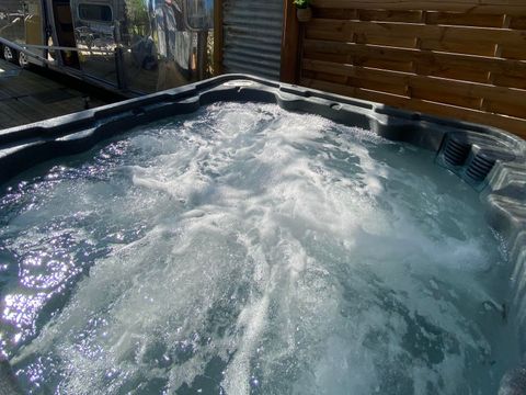 CARAVANE 2 personnes - Caravane américaine Airstream avec Spa Privé sur terrasse couverte 2 pers