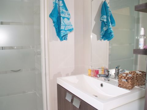 MOBILHOME 6 personnes - Mobil-home Confort 29m² 3 chambres + terrasse couverte + climatisation + TV 6 pers