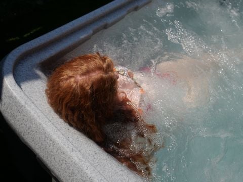 MOBILHOME 6 personnes - COTTAGE Premium SPA privé  35m² 3 ch + TV + Lave-vaisselle + climatisation + plancha + terrasse XL