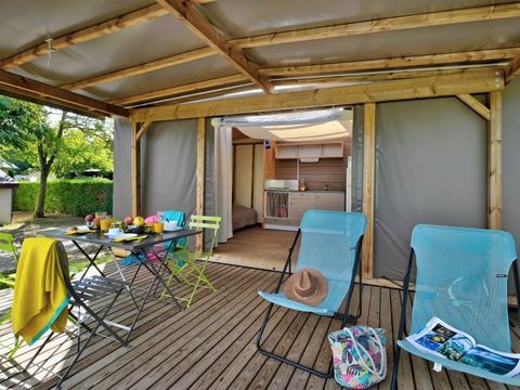 Tente en toile et en bois 4 personnes - Lodge Maori Confort 17m² (2 chambres) - sans sanitaires + terrasse couverte 2/4 pers