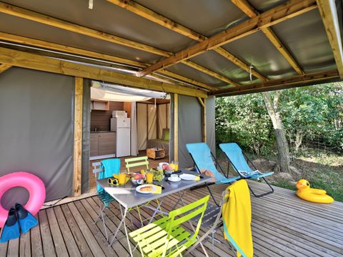 Tente en toile et en bois 4 personnes - Lodge Maori Confort 17m² (2 chambres) - sans sanitaires + terrasse couverte 2/4 pers