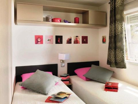 MOBILHOME 4 personnes -  Mobil home Premium 27m² (2 chambres) + terrasse couverte +Lave vaisselle + TV + Climatisation 4 pers