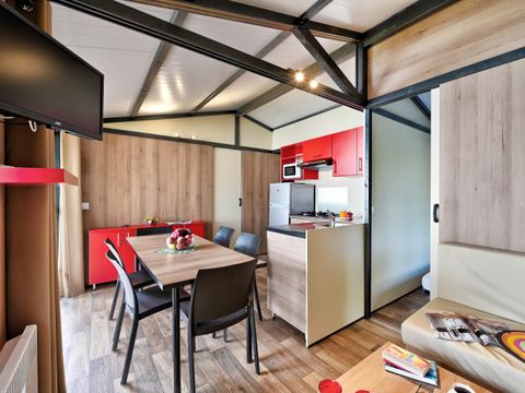 CHALET 6 personnes - Chalet Confort 35m² (3 chambres) + terrasse couverte + TV 6 pers