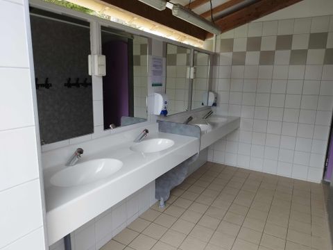 Emplacement - CONFORT avec éléc / tente, caravane ou camping car - 100 à 200m² ELECTRICITE INCLUSE
