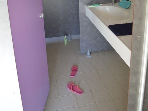 Emplacement - CONFORT avec éléc / tente, caravane ou camping car - 100 à 200m² ELECTRICITE INCLUSE