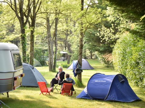 Emplacement - CONFORT avec éléc / tente, caravane ou camping car - 100 à 200m² ELECTRICITE INCLUSE
