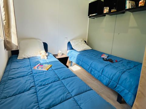 MOBILHOME 4 personnes - CORFOU 15.20m² + terrasse couverte 9.40m² ( sans sanitaires privatifs) - idéal pour 2 -