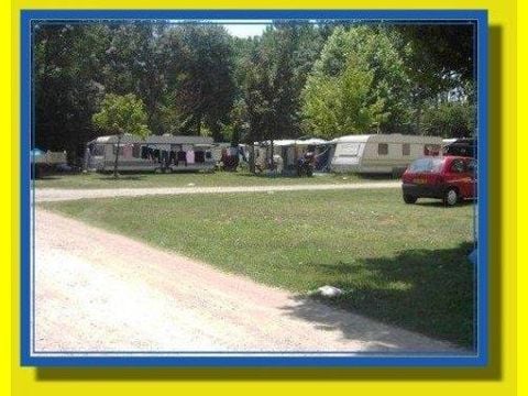 Emplacement - forfait 1 véhicule, électricité, 1 caravane ou 1 tente