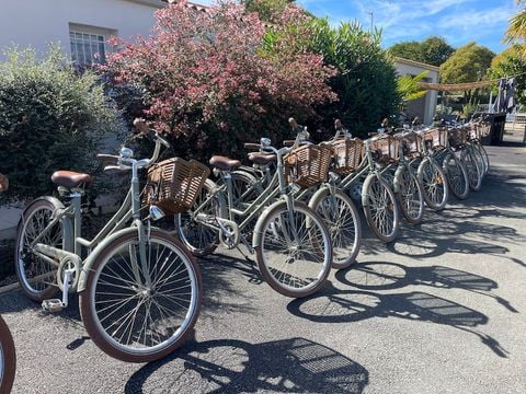 MOBILHOME 4 personnes - Luxe SPA climatisé - 2 chambres - 2 salles de bain - 2 WC (année 2025)