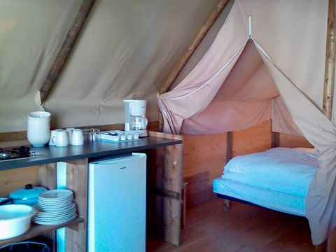 TENTE TOILE ET BOIS 5 personnes - (sans sanitaires)
