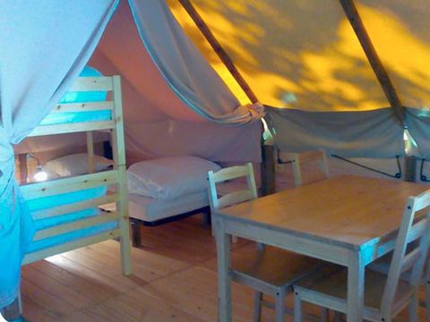 TENTE TOILE ET BOIS 5 personnes - (sans sanitaires)