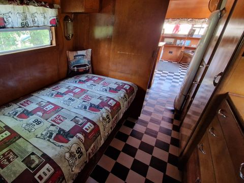 HÉBERGEMENT INSOLITE 2 personnes - AUTHENTIQUE CARAVANE AMERICAINE des années 50