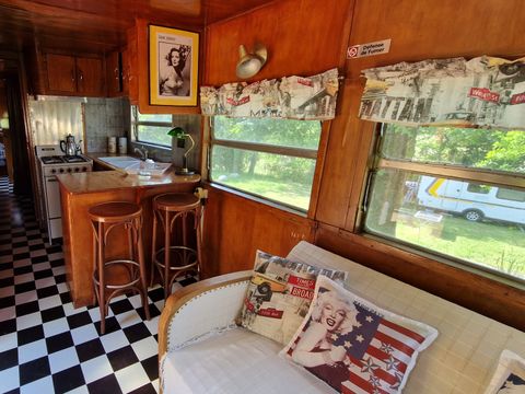 HÉBERGEMENT INSOLITE 2 personnes - AUTHENTIQUE CARAVANE AMERICAINE des années 50