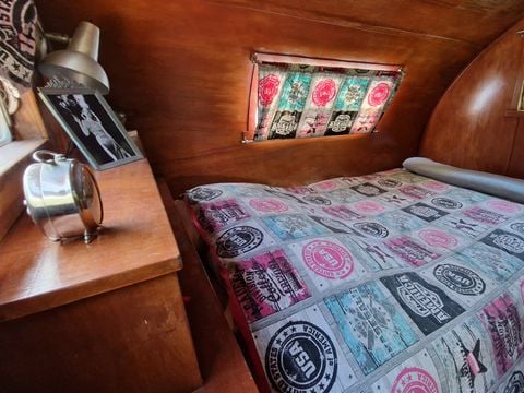 HÉBERGEMENT INSOLITE 2 personnes - AUTHENTIQUE CARAVANE AMERICAINE des années 50