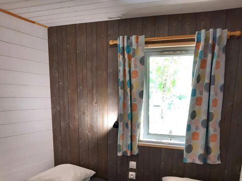Chalet 6 personnes - PREMIUM 48 m² - 3 chambres - Dont terrasse semi-couverte - TV+ lave-vaisselle - Clim - Plancha