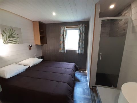 Chalet 6 personnes - PREMIUM 48 m² - 3 chambres - Dont terrasse semi-couverte - TV+ lave-vaisselle - Clim - Plancha