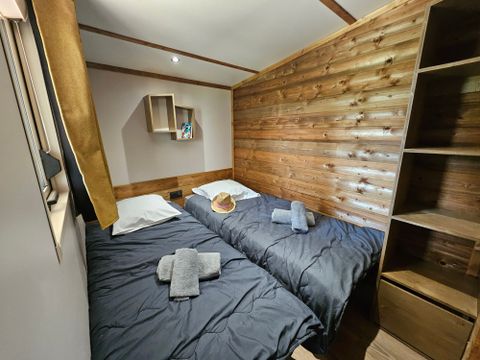 Mobilhome 6 personnes - Premium 56 m² - 3 chambres - Dont terrasse semi-couverte fermée - Clim - TV - Lave-vaisselle - Plancha