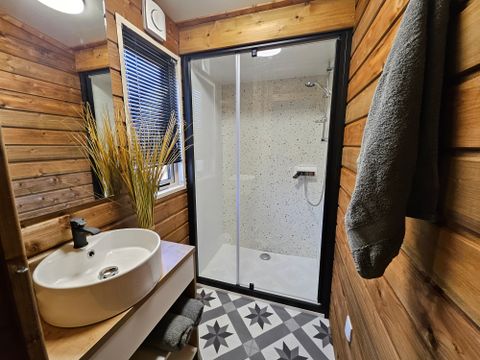 Mobilhome 6 personnes - Premium 56 m² - 3 chambres - Dont terrasse semi-couverte fermée - Clim - TV - Lave-vaisselle - Plancha