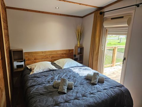 Mobilhome 6 personnes - Premium 56 m² - 3 chambres - Dont terrasse semi-couverte fermée - Clim - TV - Lave-vaisselle - Plancha