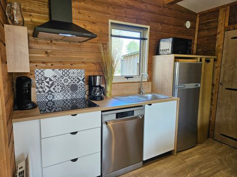 Mobilhome 6 personnes - Premium 56 m² - 3 chambres - Dont terrasse semi-couverte fermée - Clim - TV - Lave-vaisselle - Plancha