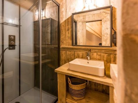 HÉBERGEMENT INSOLITE 2 personnes - Wood lodge - 28M2 - 1 chambre + 1 salle de bain 2 pers