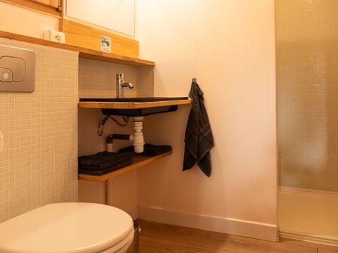 CHALET 2 personnes - Eco-cabane en bois, avec sanitaires (possible de venir à 4 personnes avec supplément au camping)