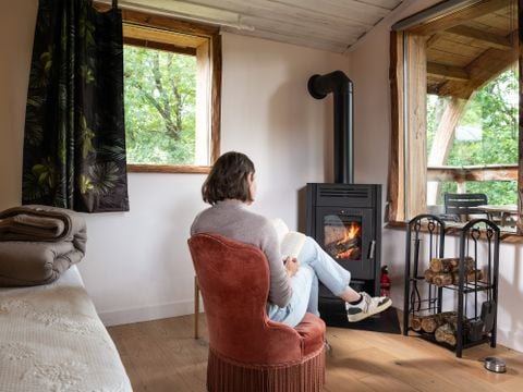CHALET 2 personnes - Eco-cabane en bois, avec sanitaires (possible de venir à 4 personnes avec supplément au camping)