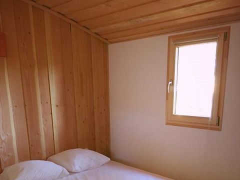 CHALET 2 personnes - Eco-cabane en bois, avec sanitaires (possible de venir à 4 personnes avec supplément au camping)