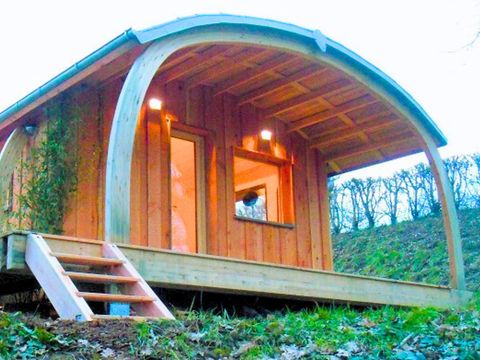 CHALET 2 personnes - Eco-cabane en bois, avec sanitaires (possible de venir à 4 personnes avec supplément au camping)