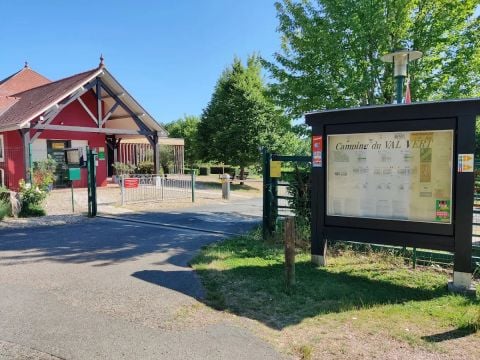 Flower Camping Le Val Vert en Berry - Camping Indre - Image N°2