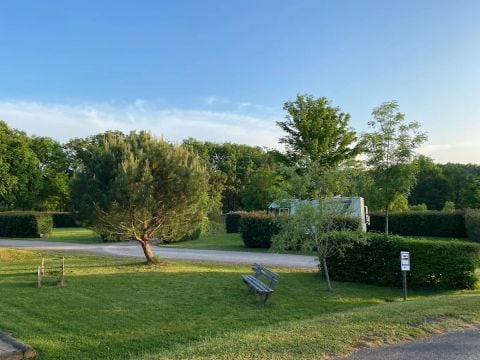 Flower Camping Le Val Vert en Berry - Camping Indre - Image N°5